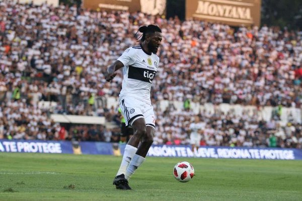 Adebayor se despide de Olimpia: “Me aferraré a mi yerba mate y pensaré en ustedes”