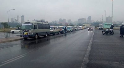 HOY / Conductores escolares lamentan rechazo para funcionar como colectivos públicos