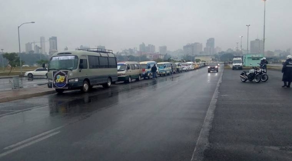 HOY / Conductores escolares lamentan rechazo para funcionar como colectivos públicos