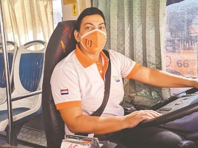Mujer choferea un micro y le dicen: "Hola, kape"