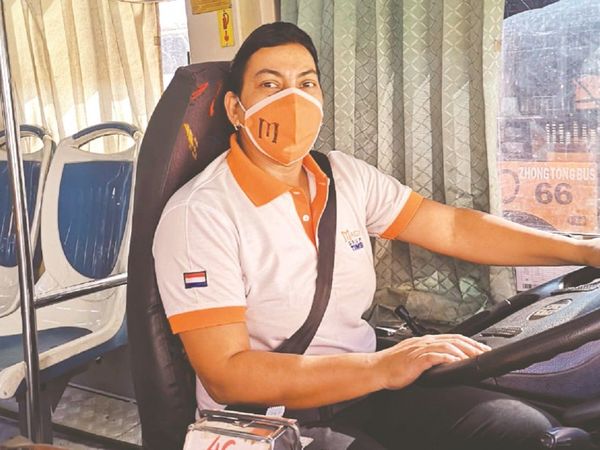 Mujer choferea un micro y le dicen: "Hola, kape"