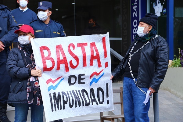 Jubilados se movilizan en caravana exigiendo intervención de la Caja Bancaria