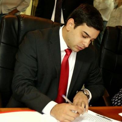 Por cuestionar a Ferreiro deja de ser líder de bancada