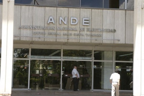 ANDE: Un lector de medidor gana casi Gs. 12 millones mensuales