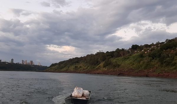 Roban pontón flotante de la vera del río Paraná