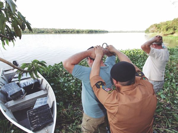 Policía Militar del Brasil destaca decomiso de CIGARRILLOS y MARIHUANA en la frontera