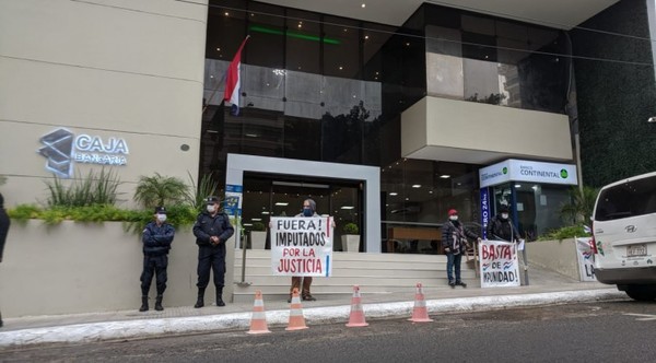 Jubilados se manifiestan frente a Caja Bancaria y exigen intervención ante irregularidades