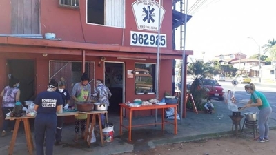 HOY / Bomberos de Ñemby organizan hamburgueseada para retirar su único autobomba