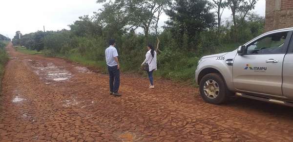 Vecinos claman a la Itaipú Binacional construcción de asfalto en km 12 Acaray