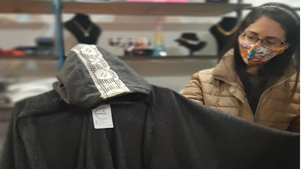 Crearon en Caazapá un “poncho con tapabocas”