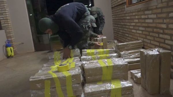 FTC incauta camioneta cargada de marihuana y detiene a dos personas