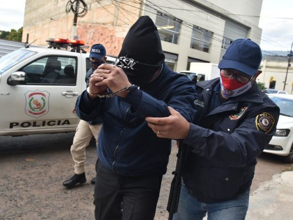 Fiscalía imputa a ex director de Tacumbú por recibir pistola de obsequio