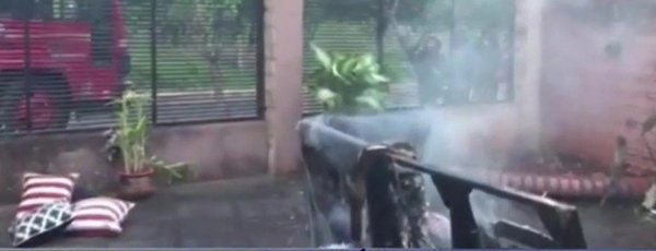Incendio de gran proporción en una vivienda de Encarnación | Noticias Paraguay