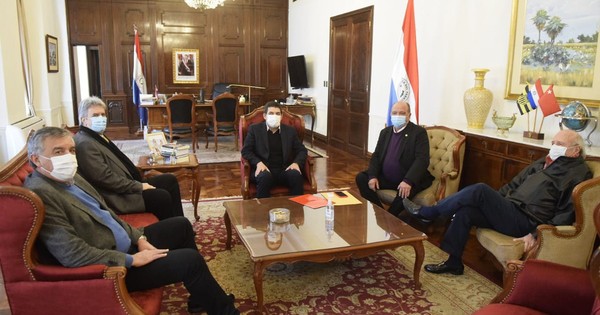 UIP presenta proyecto de hospital universitario al vicepresidente