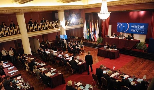HOY / Ejecutivo promulga ley que elimina elección directa de parlasurianos