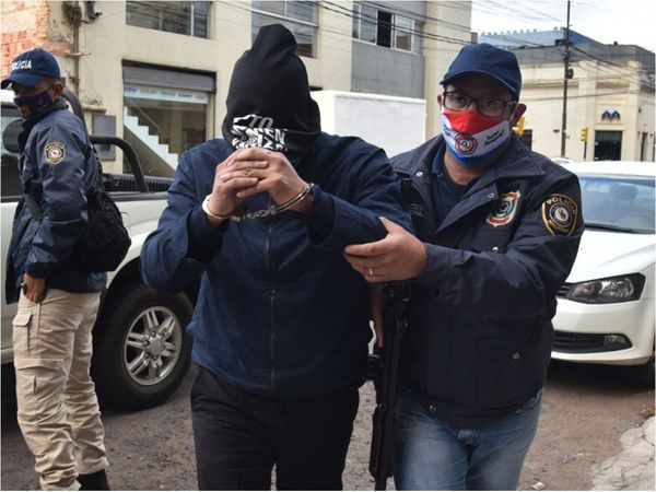 Sospechan que reo regaló arma al ex director por privilegios
