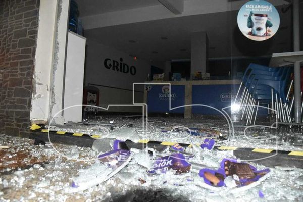 Vehículo chocó contra blindex de heladería en Luque - Nacionales - ABC Color