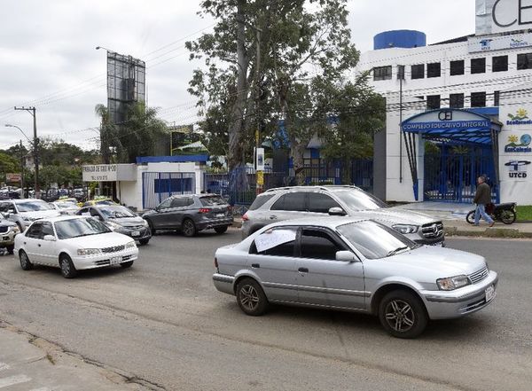 Protesta por falta de pago en universidad - Locales - ABC Color