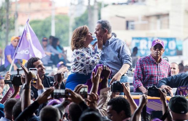 Esposos riñen en las urnas - Sociales - ABC Color