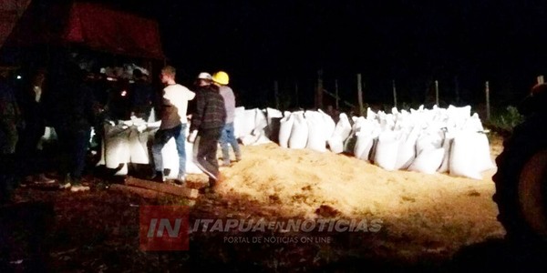 CAMIÓN CARGADO CON 14 MIL KILOS DE BALANCEADO VOLCÓ EN OBLIGADO.