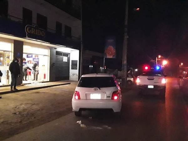 Conductora “visitó” una heladería en fría madrugada • Luque Noticias