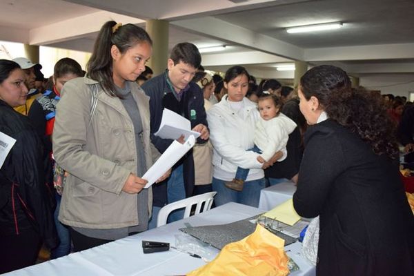 Más de 1.000 jóvenes de Itapúa son beneficiados con becas de la EBY