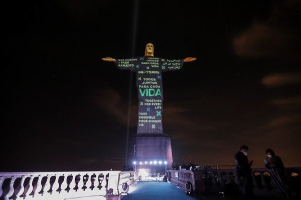 Cristo Redentor rinde homenaje a víctimas del coronavirus