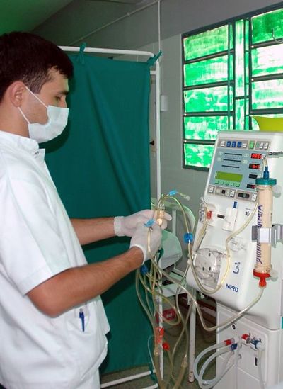 Dializados protestan frente al Hospital de Trauma por falta de insumos  - Nacionales - ABC Color
