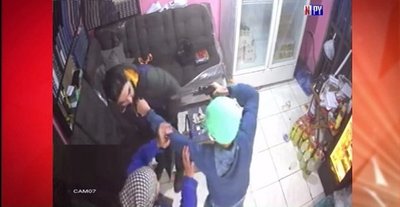 Abuelita se enfrenta a motochorros para que no lastimen a su hijo | Noticias Paraguay