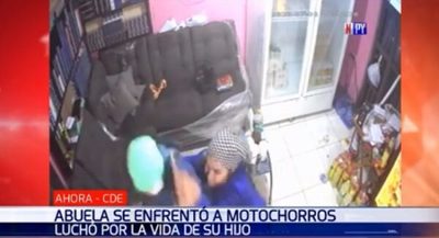 Video retrata lucha entre abuela y motochorros en el este