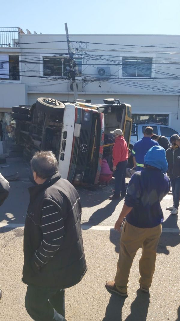 Choque y vuelco deja varios heridos en San Lorenzo - Nacionales - ABC Color