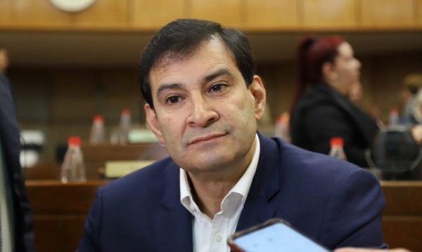 Vergonzoso error de Silvio Ovelar durante sesión virtual del Senado