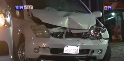 Impactante choque contra una heladería en Luque | Noticias Paraguay