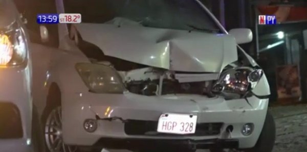 Impactante choque contra una heladería en Luque | Noticias Paraguay