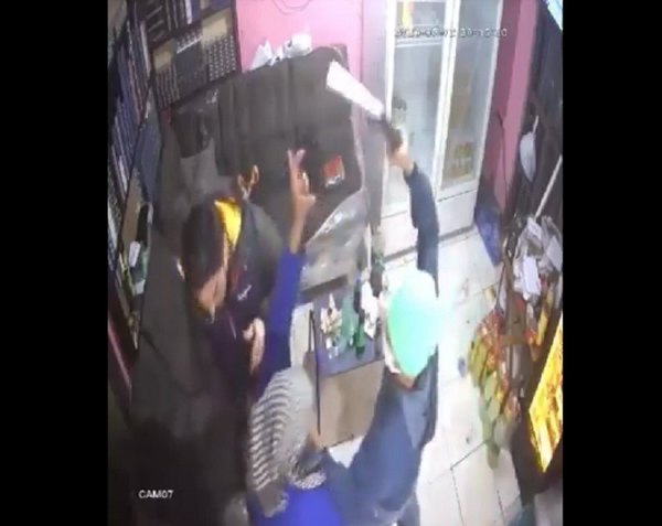 (VIDEO) Abuelita impidió que disparen a un hombre durante un asalto | Crónica