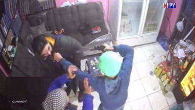 Abuelita se enfrenta a motochorros para que no lastimen a su hijo