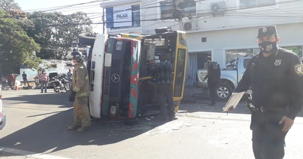 Colectivo volcó