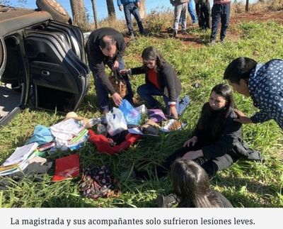 Jueza vuelca aparatosamente con su camioneta