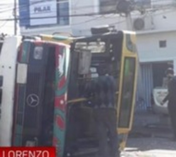 Colectivo vuelca y deja 13 heridos - Paraguay.com