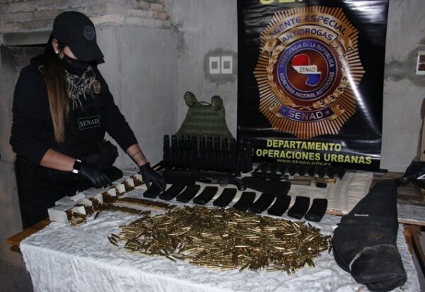 Caen militares con arsenal de guerra