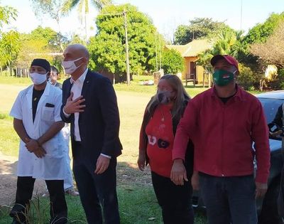Ministro de Salud lleva apoyo a joven con covid-19 - Nacionales - ABC Color