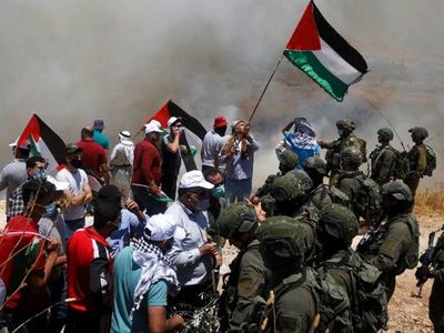 Colonos y palestinos protestan contra la anexión de Israel