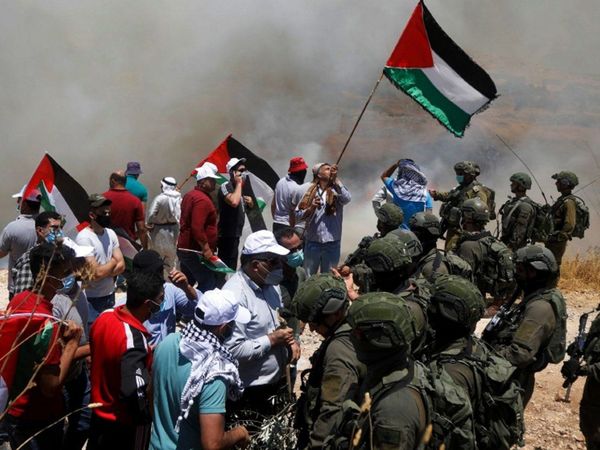 Colonos y palestinos protestan contra la anexión de Israel