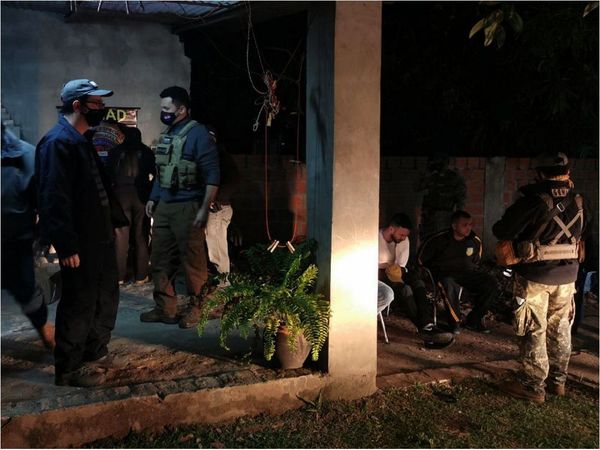 Desmantelan gavilla con poderoso arsenal y detienen a dos militares