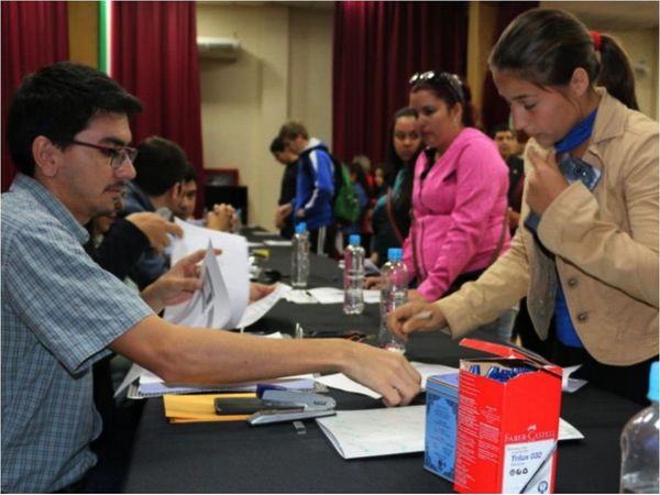 Confirman entrega de becas para 1.300 jóvenes de Itapúa