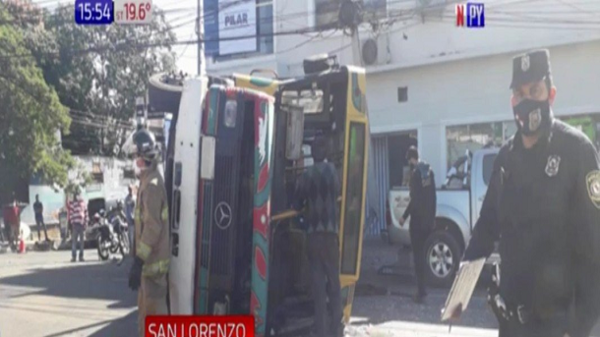 San Lorenzo: Colectivo vuelca y deja 13 heridos