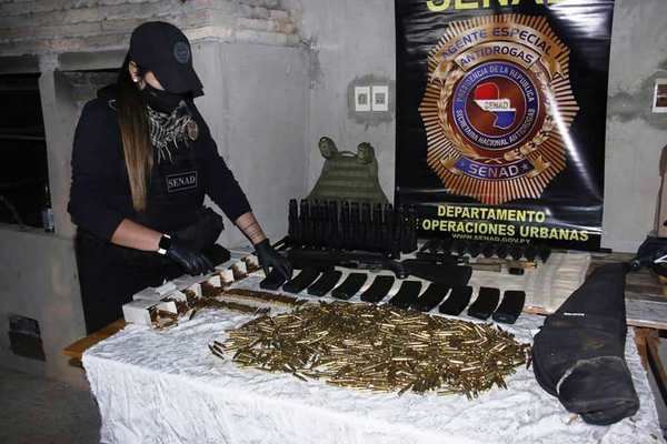 Hallan lote de armas de uso militar y detienen a cuatro personas en Luque - ADN Paraguayo