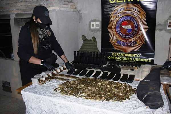 Hallan lote de armas de uso militar y detienen a cuatro personas en Luque