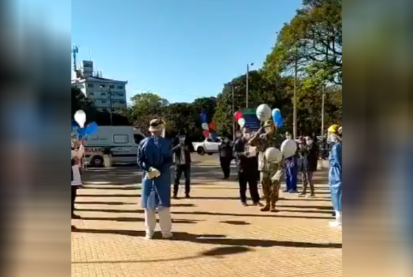 Emocionante lanzamiento de globos tras alta de dos pacientes recuperados del COVID-19 - Megacadena — Últimas Noticias de Paraguay