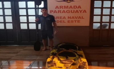 Joven es sorprendido mientras cruzaba el Paraná en un kayak